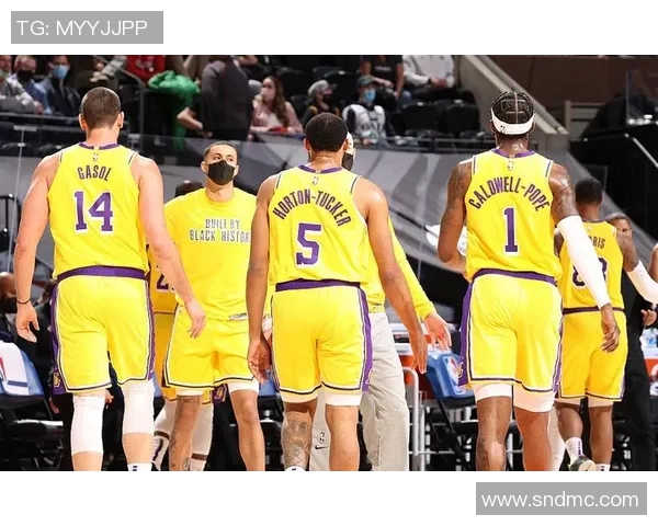 湖人对爵士第一节精彩回顾球员表现与战术分析全景呈现